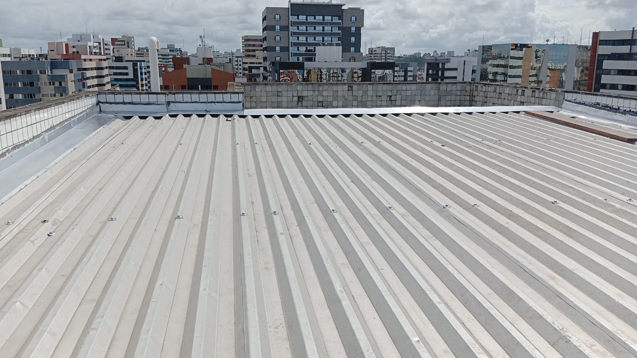 Poca de agua na laje apos chuva em Maceio - problema de caimento